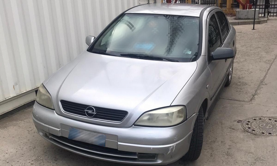 Tânără la volanul unui autoturism, pentru care a prezentat un document fals