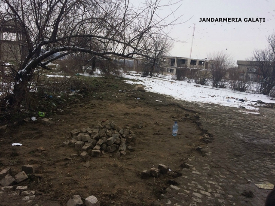 Surprinşi de jandarmi în timp ce sustrăgeau piatră cubică din Situl Arheologic Barboşi