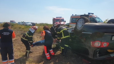 Cu doi copii alături, a pierdut controlul volanului şi s-a răsturnat cu maşina (FOTO/VIDEO)