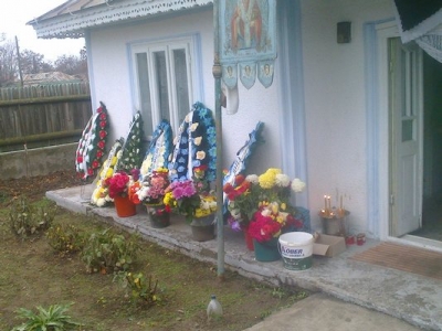Pelerinaj al durerii la casa poliţistului ucis în accident