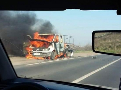 Scurt circuit în trafic pe DN 25, o maşină a ars ca o torţă