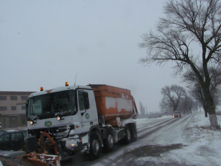 Se intervine cu utilaje de deszăpezire în judeţ