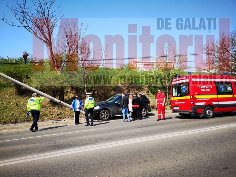 Accident pe Faleza Superioară: I s-a făcut rău la volan şi a intrat cu maşina în stâlp