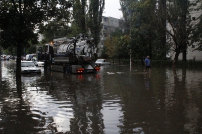 Şase intersecţii au fost inundate de ploaia torenţială