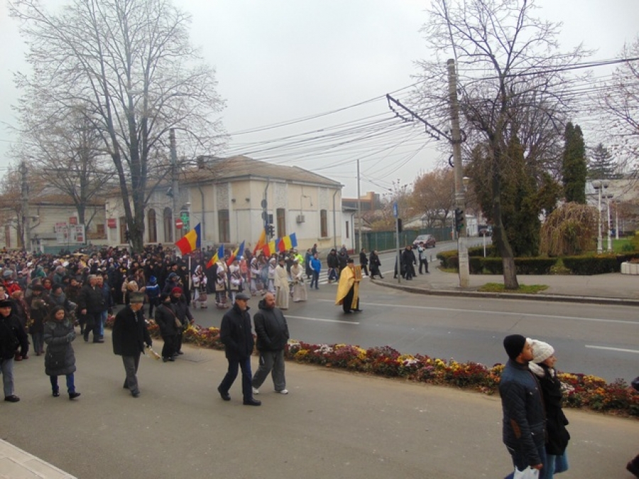 Mii de gălăţeani se închină la moaştele Sf. Filofteia şi cele ale Sf. Andrei