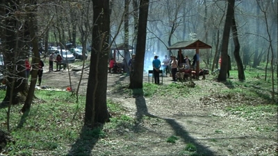 Distracţie la un grătar, la pădure, în cea de a doua zi de Paşte