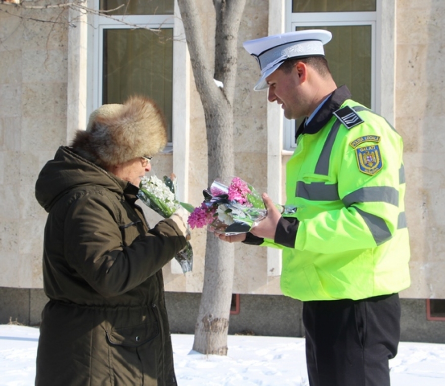 (GALERIE FOTO) Doamnele şi domnişoarele au primit flori de la poliţiştii gălăţeni