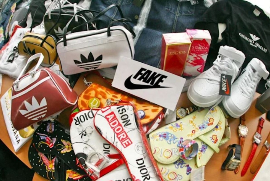InfoCons: 40% dintre tinerii români cumpără intenţionat produse contrafăcute