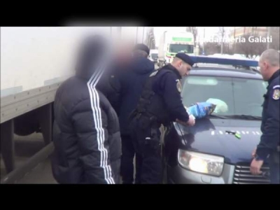 Au încercat să vândă unei tinere o cutie plină cu apă, în loc de ţigări