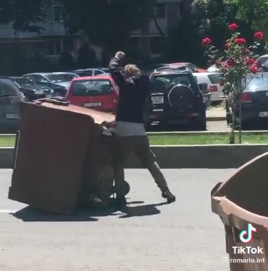 Galați: Container de gunoi vandalizat în mijlocul străzii, în Micro 19 (VIDEO)