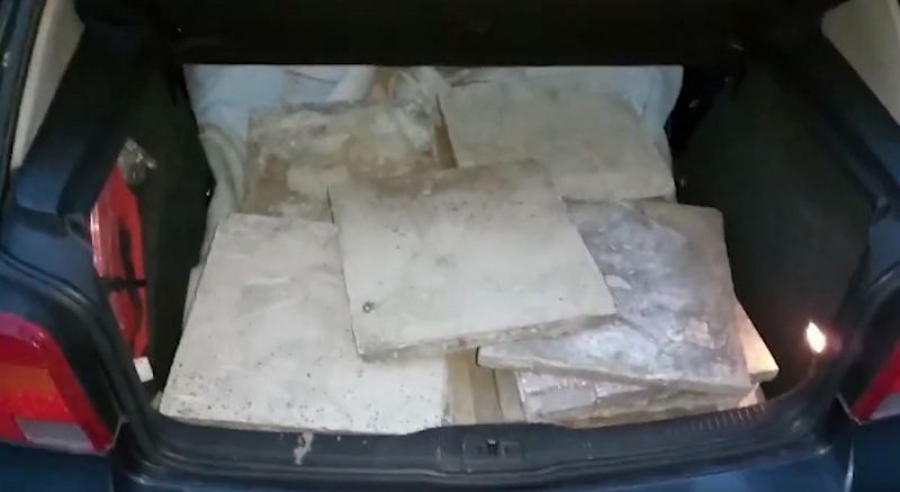 Prinşi la furat dale din faţa Complexului Potcoava de Aur