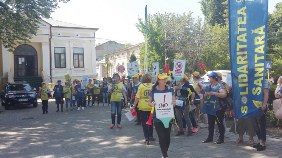 Zeci de cadre medicale au protestat în faţa Consiliului Judeţean Galaţi