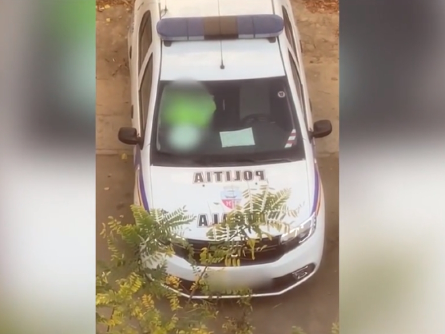 Un poliţist din Galaţi, surprins în ipostaze indecente în maşina de serviciu (VIDEO)