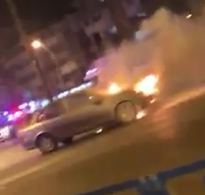 O maşină a luat foc în trafic (VIDEO)
