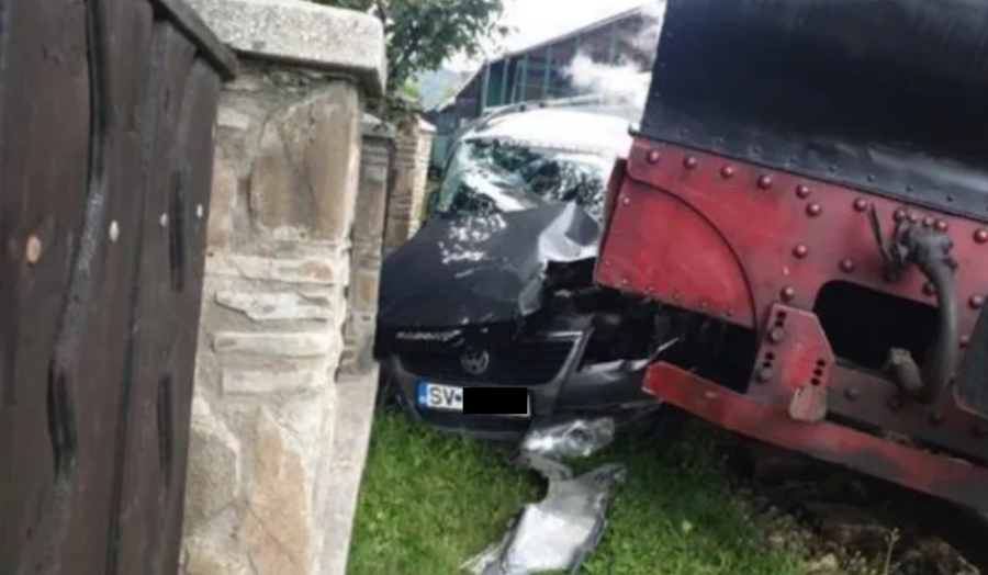 Mocăniţa din Suceava, scoasă de pe şine de o şoferiţă neatentă (VIDEO)