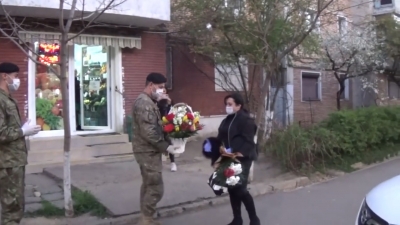 VIDEO I Militarii îi cer scuze, în numele gălăţenilor, asistentei hărţuită de vecini