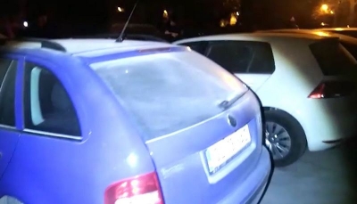 VIDEO | Au vandalizat o parcare plină de maşini cu un stingător furat