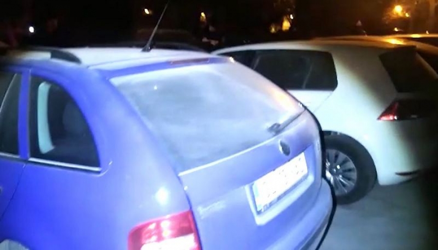 VIDEO | Au vandalizat o parcare plină de maşini cu un stingător furat