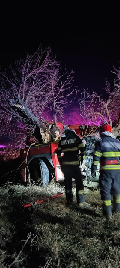 TIR condus de un șofer din Ucraina, a intrat pe contrasens, s-a izbit de un copac și s-a răsturnat pe șosea, în județul Tulcea (FOTO)