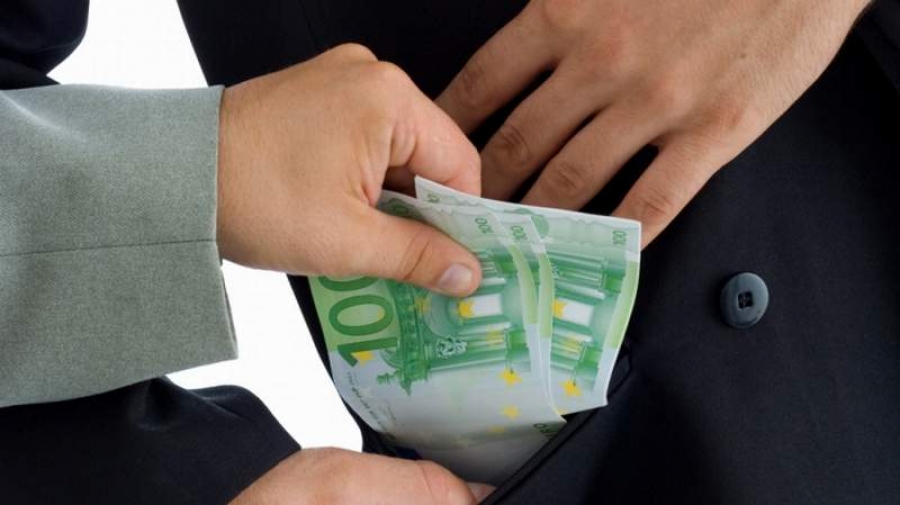 Poliţist gălățean prins în flagrant când lua mită pentru a influenţa un procuror
