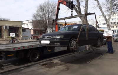 Zeci de mașini abandonate la Brăila