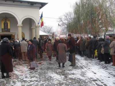 Sute de gãlãþeni s-au închinat la biserica Sf. Spiridon