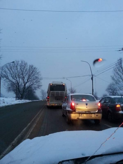 Cu viteză, pe zăpadă, a intrat în autobuz apoi a fost călcat de altă maşină