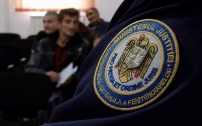 Agentul de penitenciar acuzat de trafic de influenţă, sub control judiciar