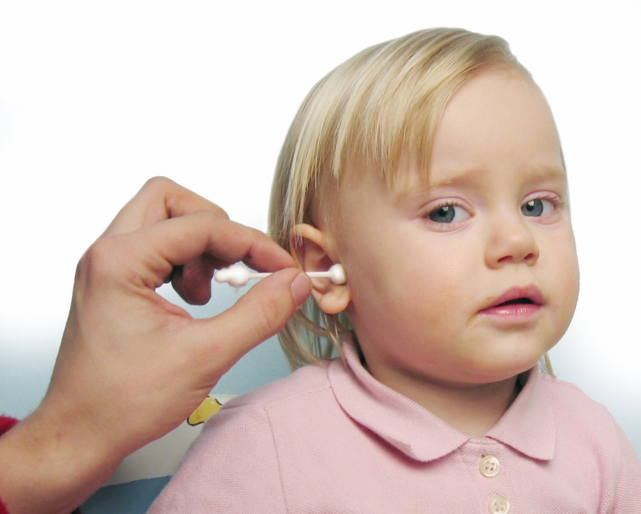 Copiii sub 8 ani, cei mai afectaţi de utilizarea necorespunzătoare a beţişoarelor de urechi