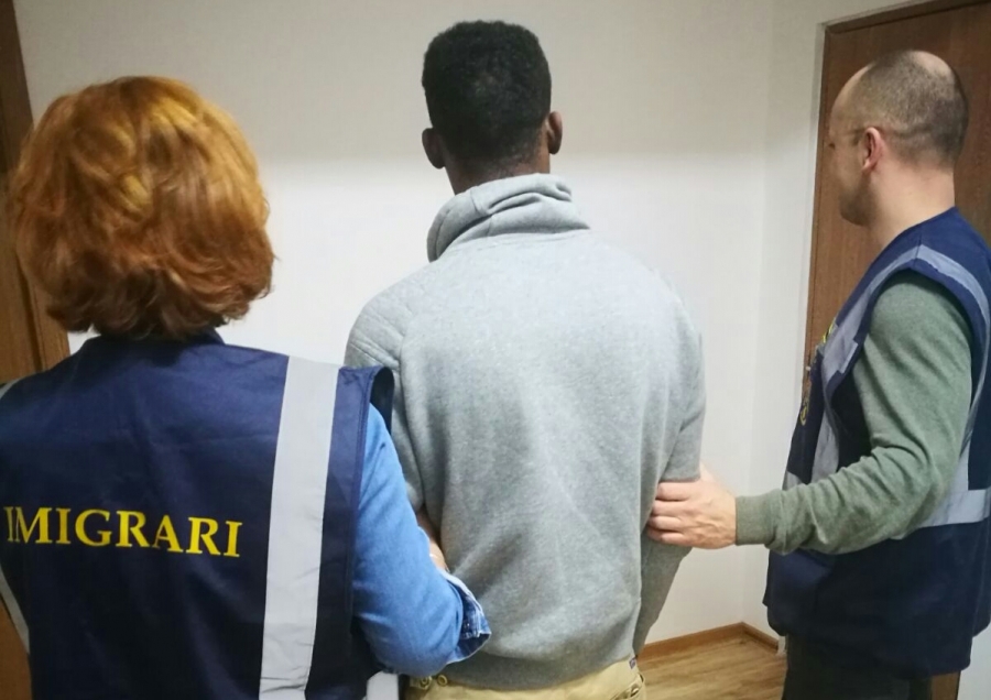 O gălăţeancă se va alege cu dosar penal după ce a facilitat şederea ilegală a unui tunisian