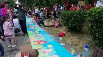 Sute de copii au pictat o pânză uriaşă