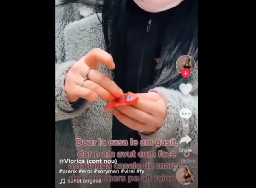 VIDEO! O tânără s-a filmat în timp ce înţepa prezervativele dintr-un supermarket