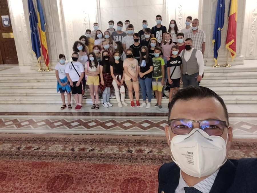 Deputatul Bogdan Rodeanu a primit, la Parlament, copiii din comuna Smârdan