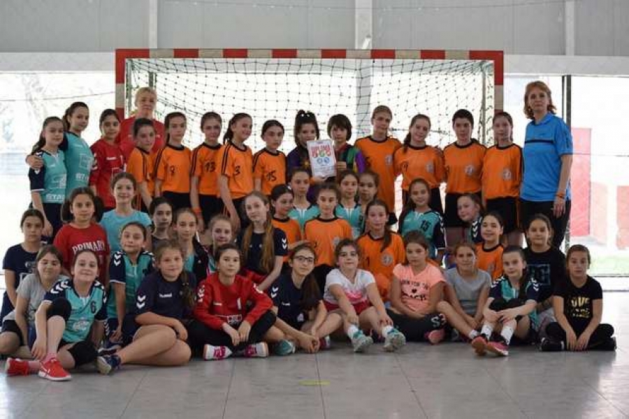 „Bebiţele” United şi „scaieţii” Handbal Art merg împreună la turneul semifinal, „buburezele” Danubius 2010 nu s-au descurcat rău