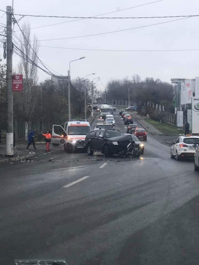 A intrat cu mașina într-un stâlp de electricitate