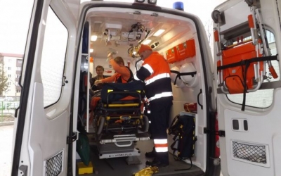 Copil electrocutat grav din cauza unei maşinuţe băgată în priză