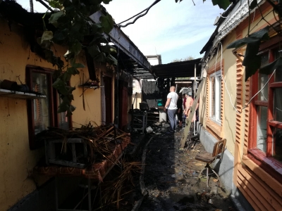Incendiu puternic la Umbrăreşti din cauza unei improvizaţii electrice (FOTO)