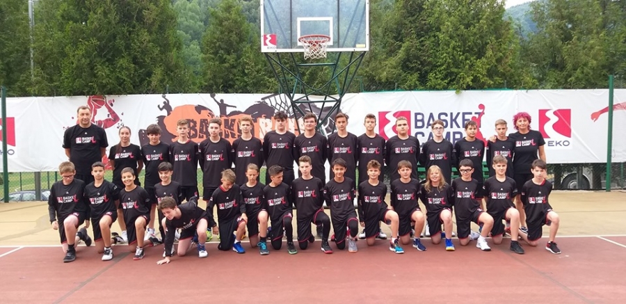 40 de copii şi 3 antrenori de la Academia Phoenix s-au perfecţionat în Serbia