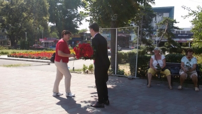 Cu o floare nu se face primăvara, ci o frumoasă zi de vară!