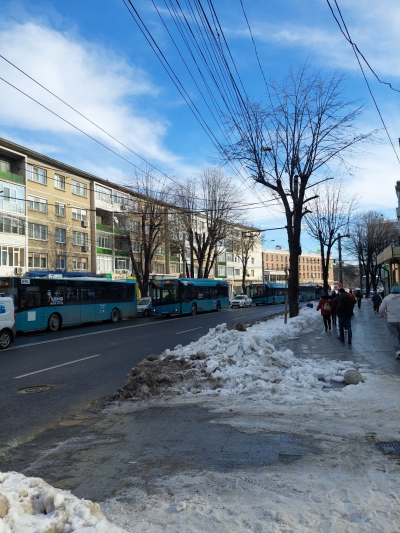 Transport în comun paralizat în centrul oraşului (FOTO)