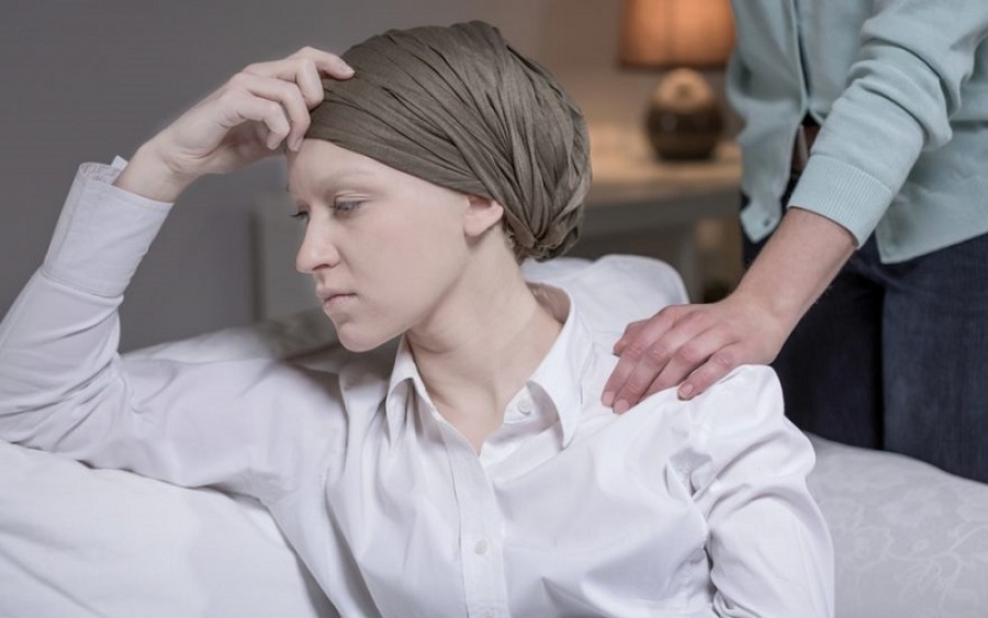 Femeile experimentează anumite efecte secundare ale chimioterapiei mai frecvent decât bărbaţii