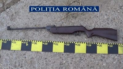 Muniţie şi arme neletale deţinute ilegal, descoperite de poliţiştii gălăţeni