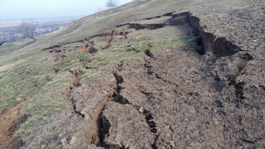 S-au extins alunecările de teren la Izvoarele. Se ia în calcul evacuarea localnicilor