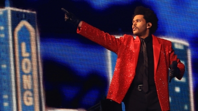 Vânzările de discuri ale cântăreţului The Weeknd au crescut cu 385% după show-ul susţinut la Super Bowl