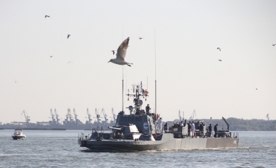 Nave militare în defilare pe Dunăre la Galaţi, de Ziua Marinei Române