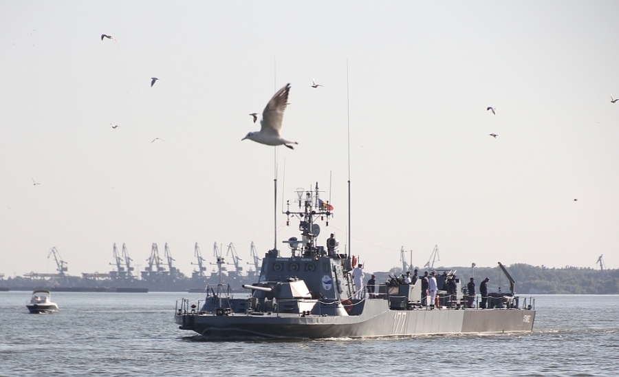 Nave militare în defilare pe Dunăre la Galaţi, de Ziua Marinei Române
