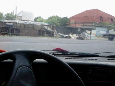 Camion răsturnat peste  stupi