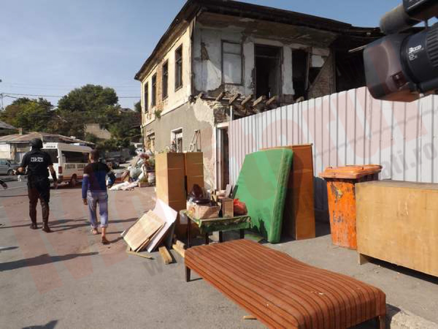 Evacuare cu mascaţi şi scandal pe Dogăriei