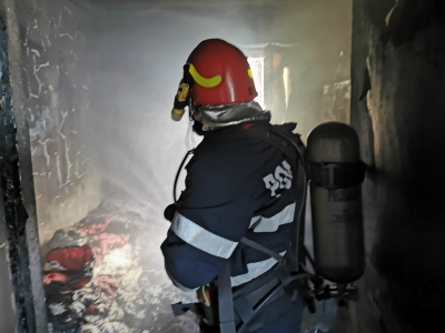 Incendiu la bloc din cauza unei ţigări lăsată aprinsă lângă pat (FOTO/VIDEO)