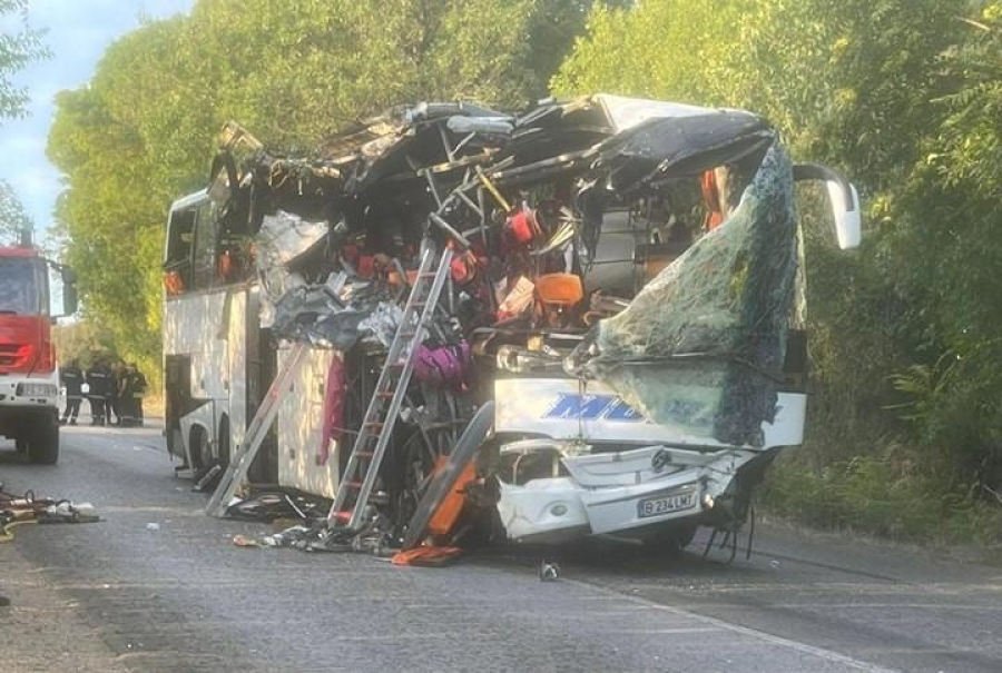 Autocar plin cu români zdrobit în Bulgaria. 4 persoane au murit